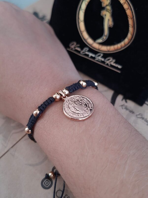 Pulsera Macrame San Benito Azul Marino – Pul01 puesta