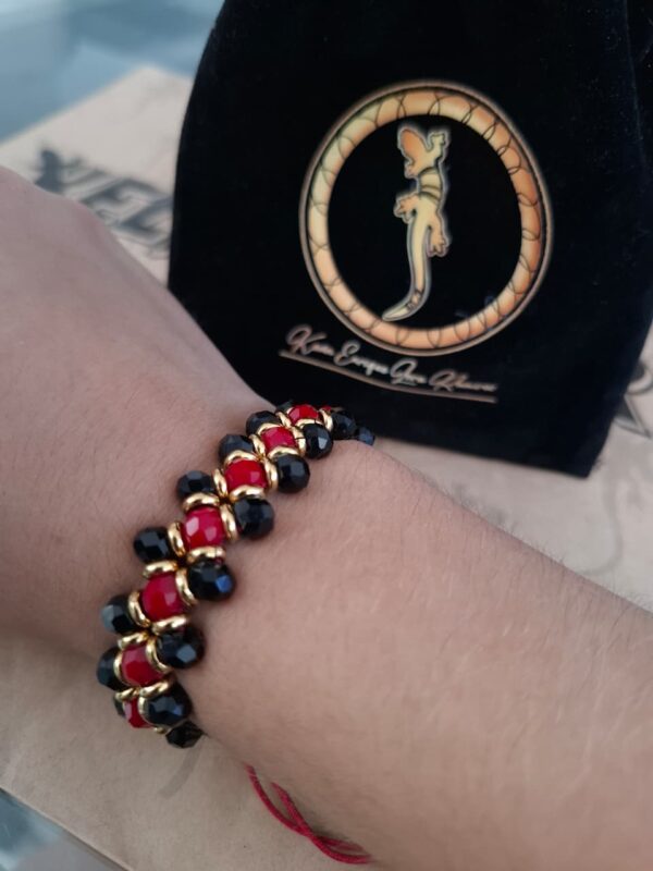 Pulsera Cristales Negros con Hilo Rojo – Pul02 puesta