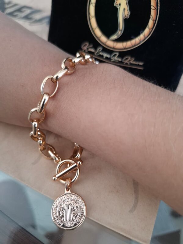 Pulsera Cadena Medalla San Benito – Pul06 puesta