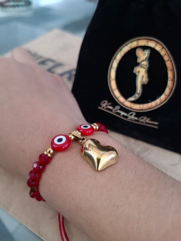 Pulsera Cristales Rojos Ojo Turco y Corazon Dorado – Pul08 puesta
