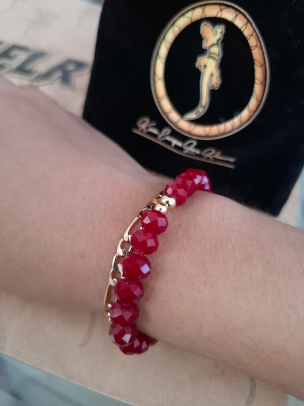 Pulsera doble cristales rubi con cadena figaro dorada – Pul10 puesta