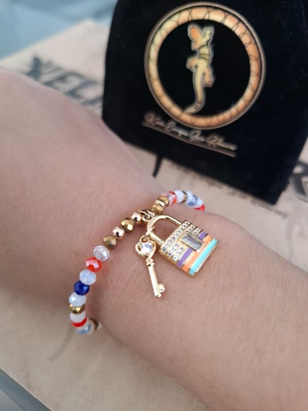 Pulsera cristales multicolor candado y llave – Pul12 puesta
