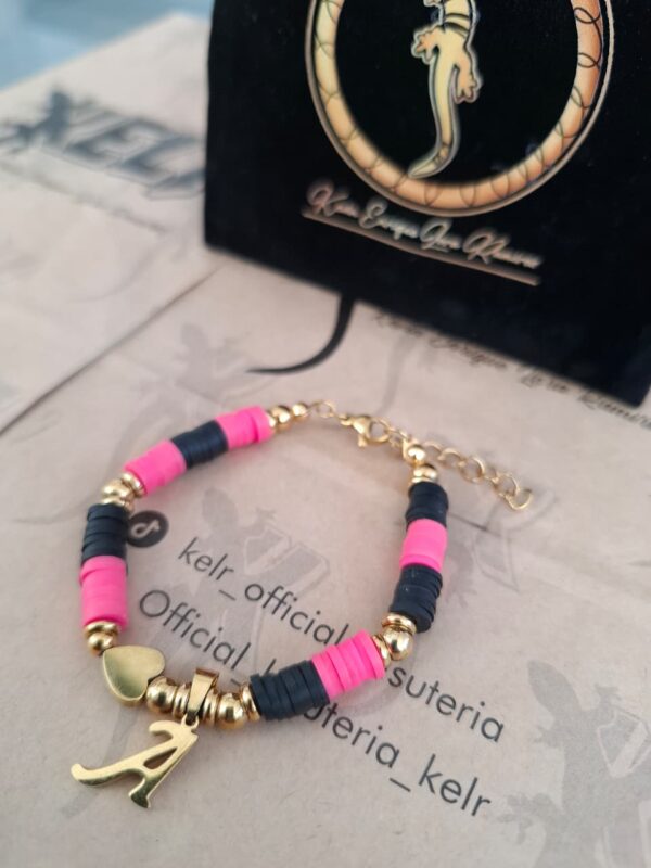Pulsera heishi fucsia y negro con inicial dorada - Pul14