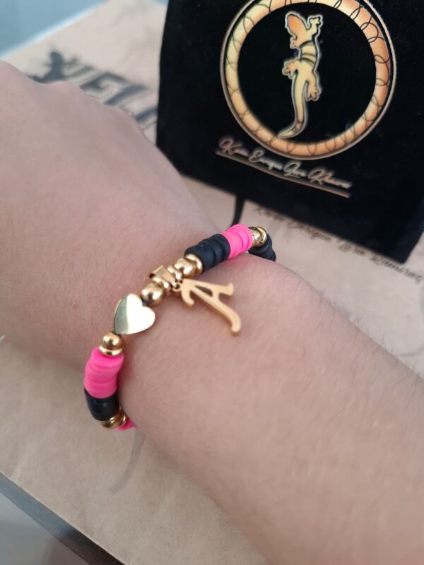 Pulsera heishi fucsia y negro con inicial dorada – Pul14 puesta