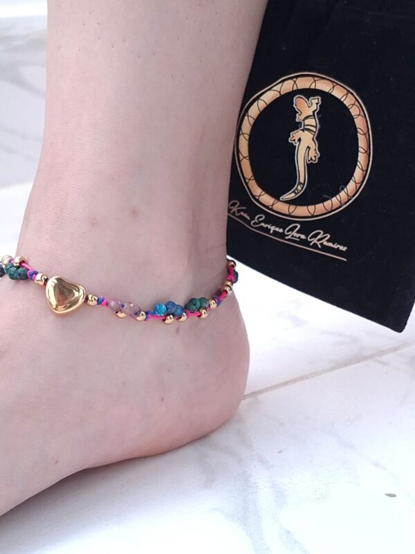 Pulsera piedras naturales multicolor con corazon dorado – Pul15 puesta