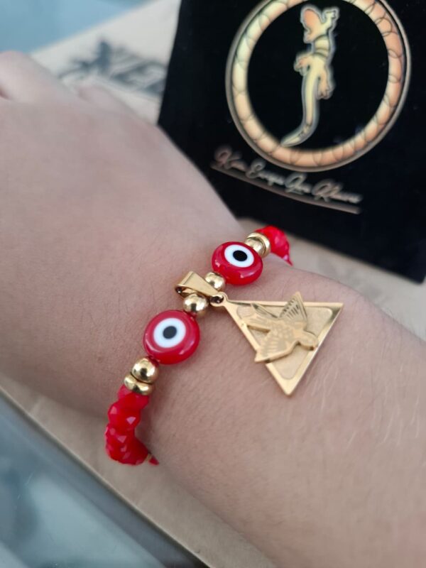 Pulsera cristales rojos ojo turco y piramide dorada – Pul17 puesta