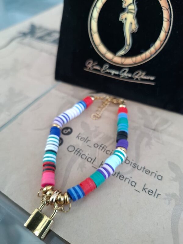 Pulsera heishi multicolor con dije candado dorado - Pul18