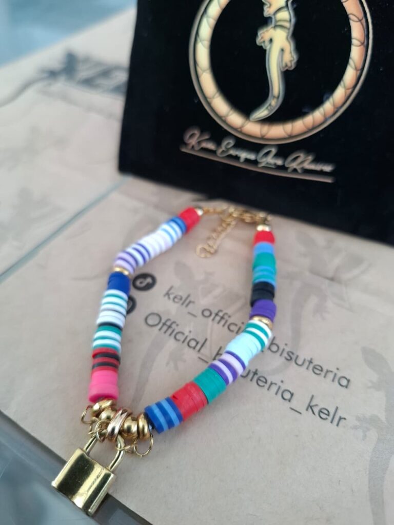 Pulsera heishi multicolor con dije candado dorado – Pul18