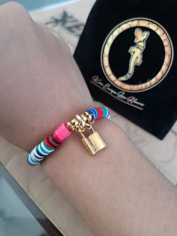 Pulsera heishi multicolor con dije candado dorado – Pul18 puesta