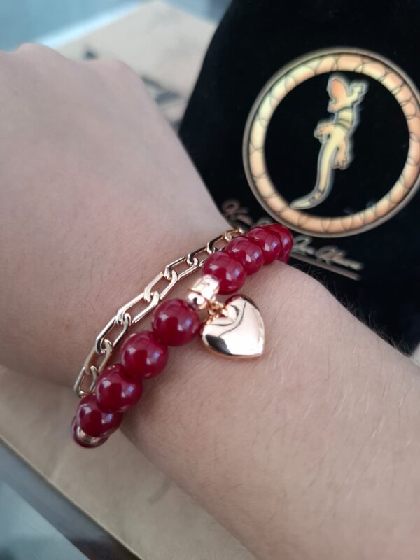Pulsera doble agata roja con cadena y corazon dorado – Pul19 puesta