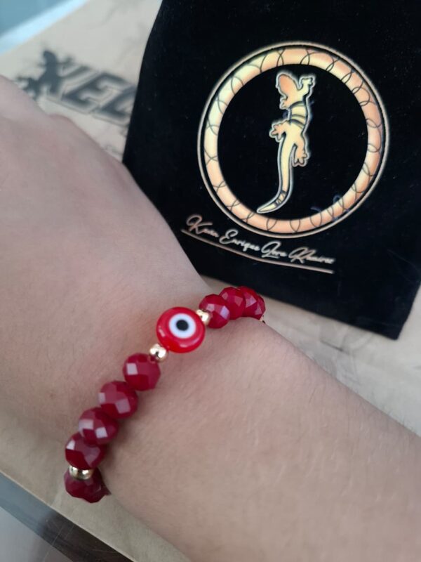 Pulsera cristales rojos con ojo turco rojo – pul21 puesta