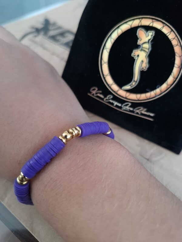 Pulsera Heishi Morada con Esferas Doradas – Pul22 puesta