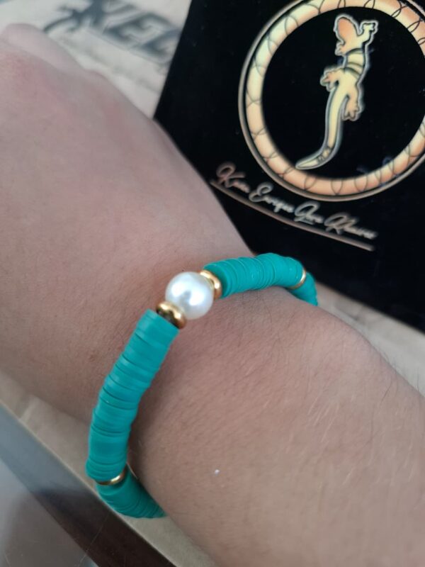 Pulsera Heishi Turquesa con Perla y Esferas Doradas – Pul23 puesta