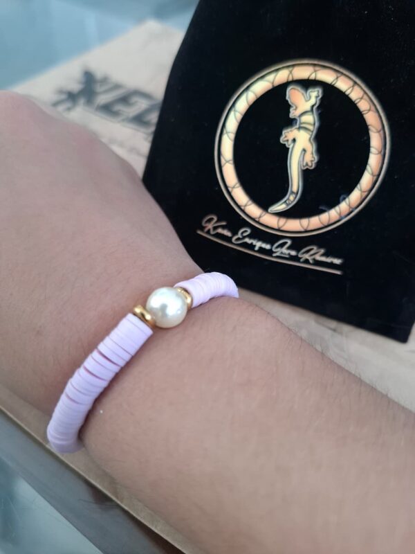 Pulsera Heishi Lila con Perla y Separadores Dorados – Pul24 puesta
