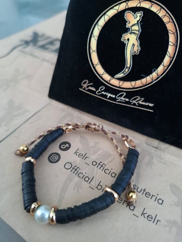 Pulsera Heishi Negra con Perla y Hilo Trenzado Dorado – Pul25