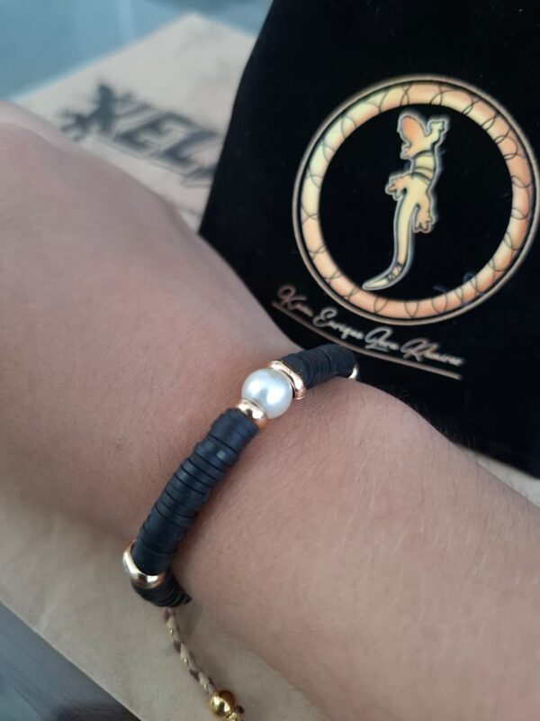Pulsera Heishi Negra con Perla y Hilo Trenzado Dorado – Pul25 puesta