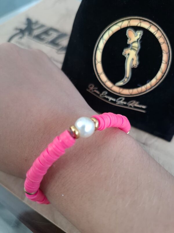Pulsera Heishi Rosa Fucsia con Perla y Esferas Doradas – Pul26 puesta