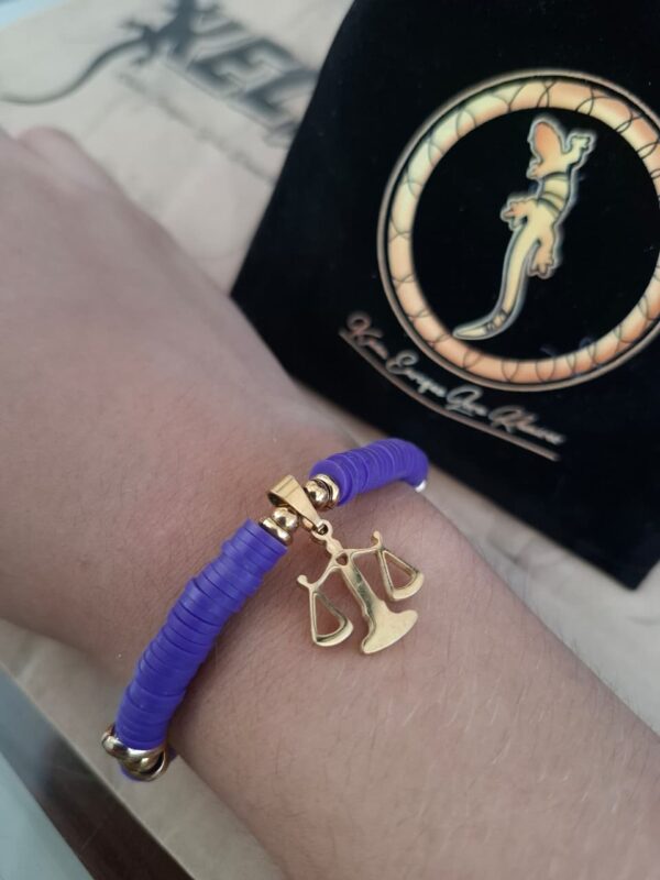 Pulsera Heishi Azul Violeta Signo Libra Dorado – Pul27 puesta
