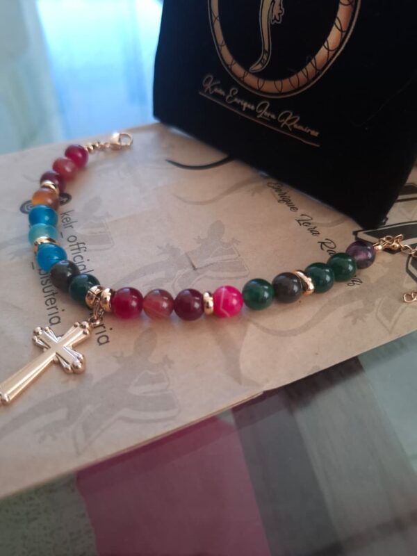 Pulsera agatas naturales multicolor con dije cruz dorada - pul48