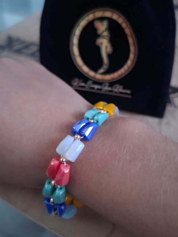 Pulsera Corazones Cristal Multicolor – Pul31 puesta