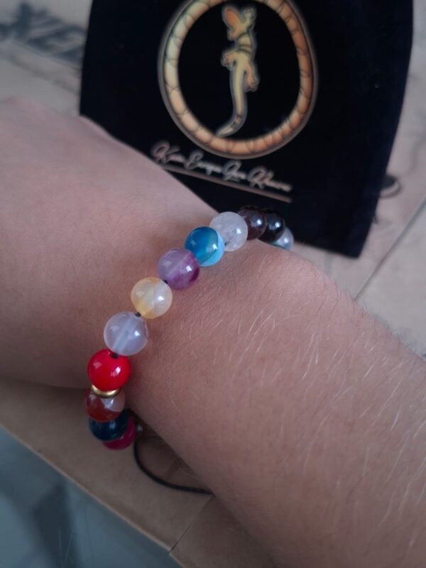 Pulsera Piedras Naturales Multicolor Macrame Negro – Pul32 puesta