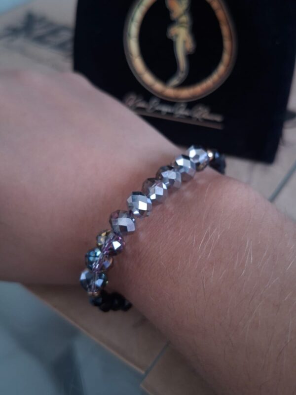 Pulsera Doble Cristales Negros y Plateados Macramé Morado – Pul35 puesta