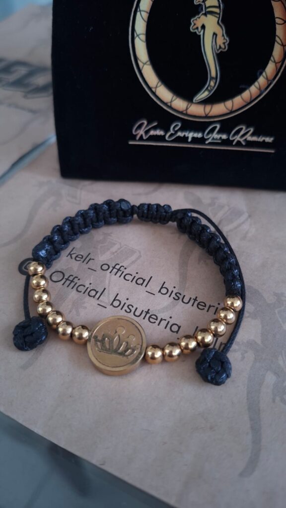Pulsera Macramé Negro Esferas Doradas Dije Cacero roséna – Pul36