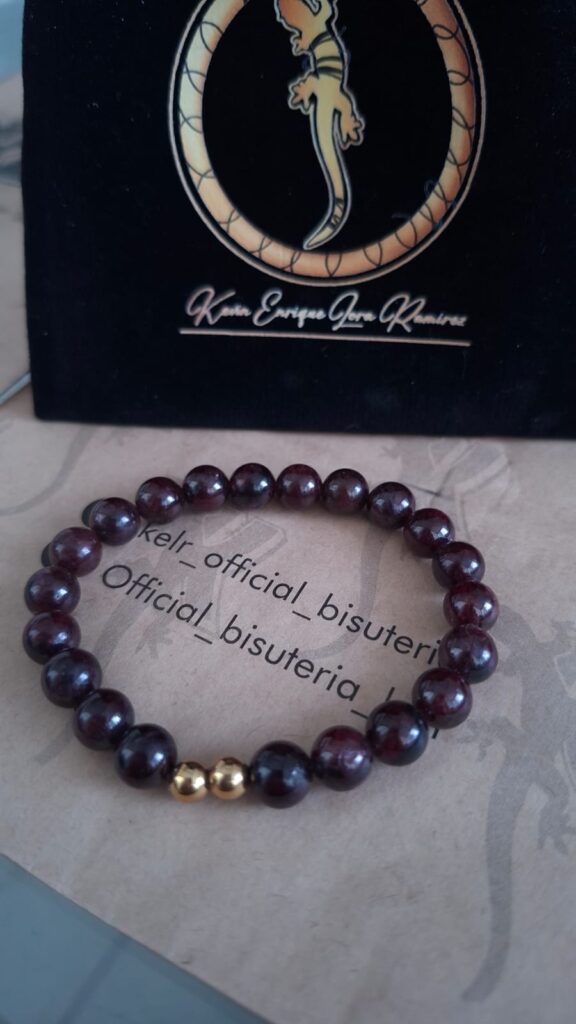Pulsera Granada Natural Elástica con Esferas Doradas – Pul37