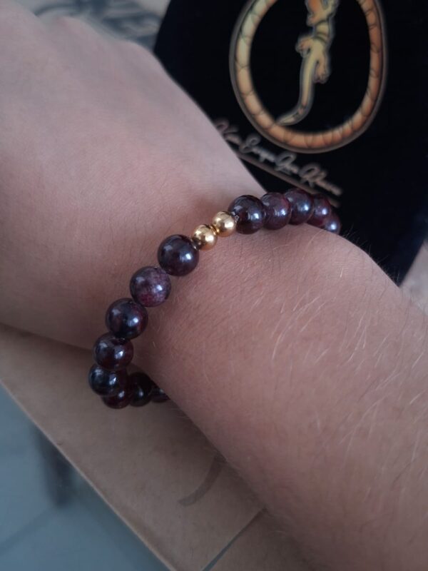 Pulsera Granada Natural Elástica con Esferas Doradas – Pul37 puesta