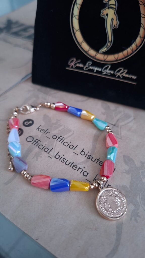 Pulsera Cristal Multicolor con Medalla Virgen Plateada – Pul38