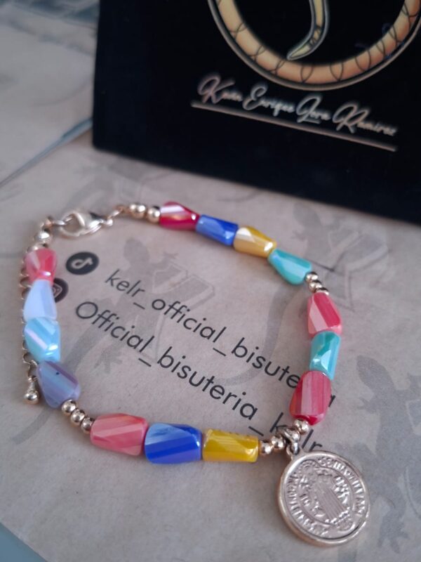 Pulsera Cristal Multicolor con Medalla Virgen Plateada – Pul38