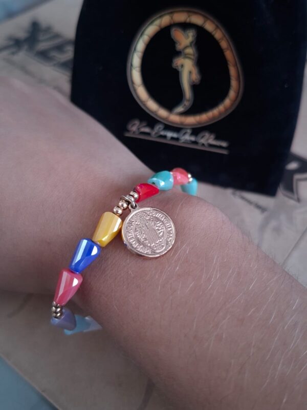 Pulsera Cristal Multicolor con Medalla Virgen Plateada – Pul38 puesta