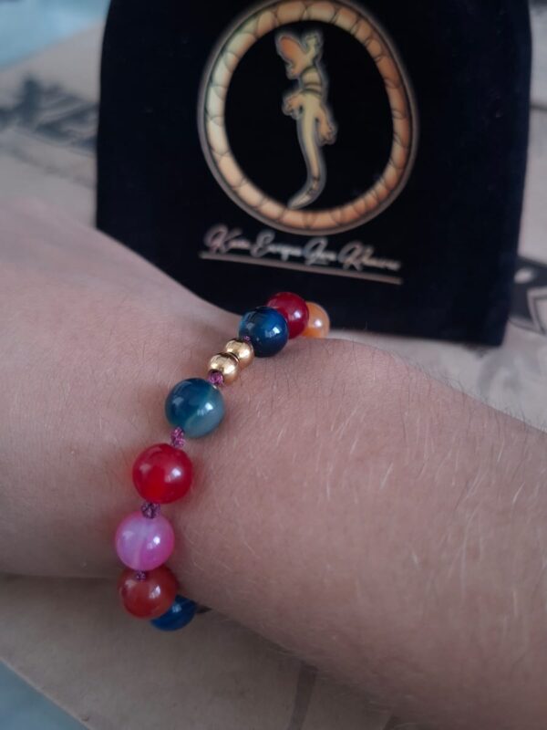 Pulsera Piedras Naturales Multicolor Macramé Burdeos – Pul39 puesta