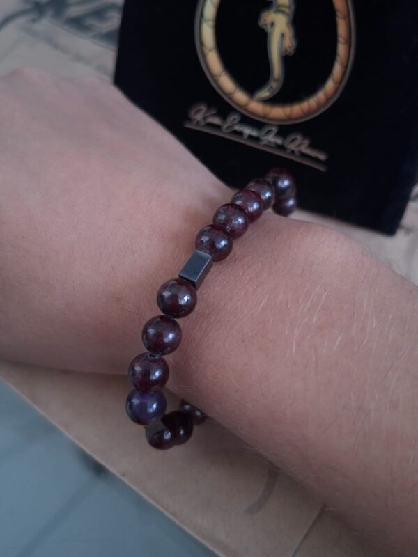 Pulsera Granada Natural con Separadores Hematites – Pul40 puesta
