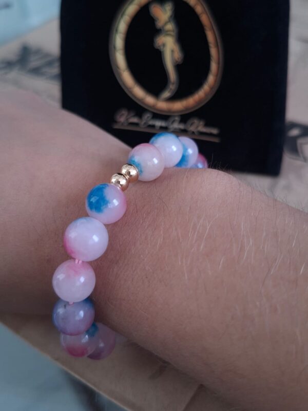 Pulsera Esferas Galaxy Rosa y Azul Macramé – Pul42 puesta