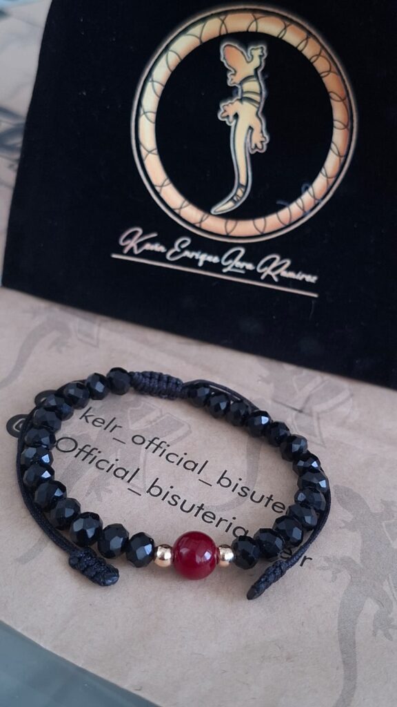 Pulsera Cristales Negros con Ágata Roja Central Macramé – Pul43
