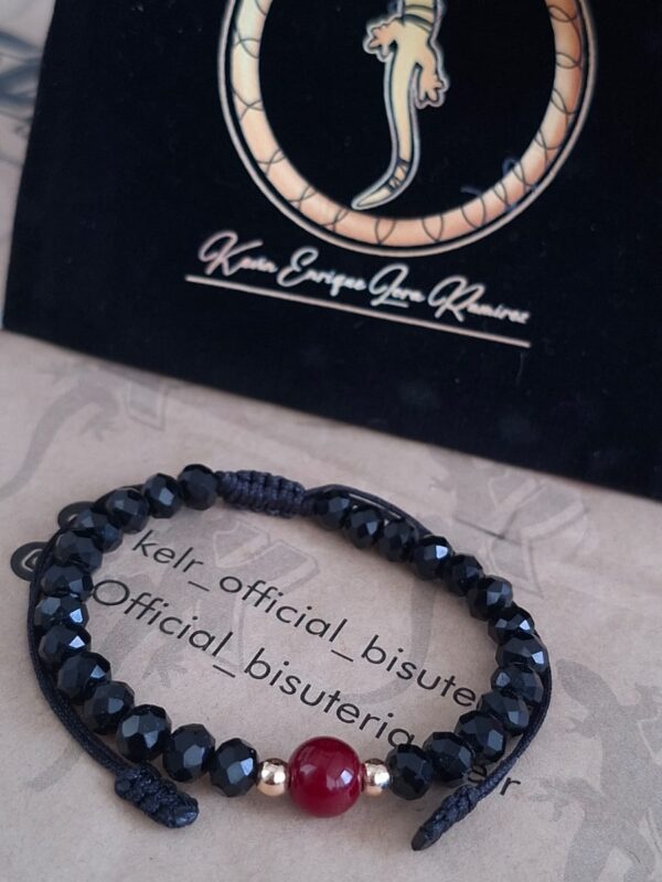 Pulsera Cristales Negros con Ágata Roja Central Macramé – Pul43