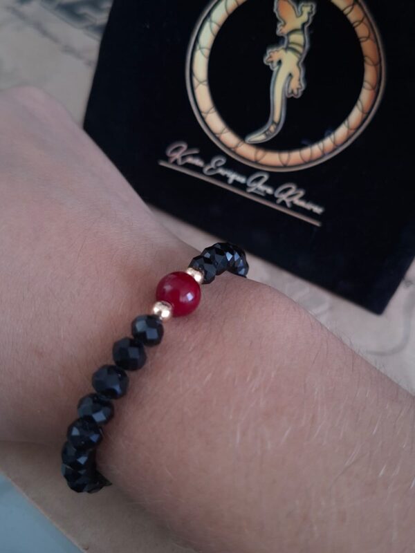 Pulsera Cristales Negros con Ágata Roja Central Macramé – Pul43 puesta