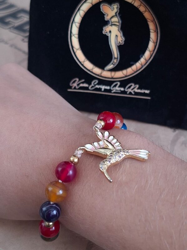 Pulsera Piedras Naturales Multicolor con Dije Colibrí Dorado – Pul44 puesta