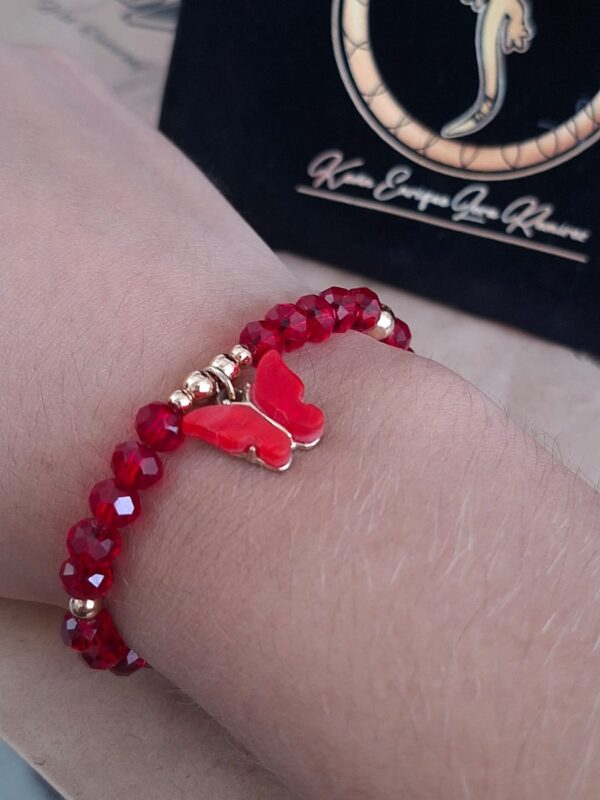 Pulsera Cristales Rojos Dobles con Dije Mariposa Roja – Pol45 puesta