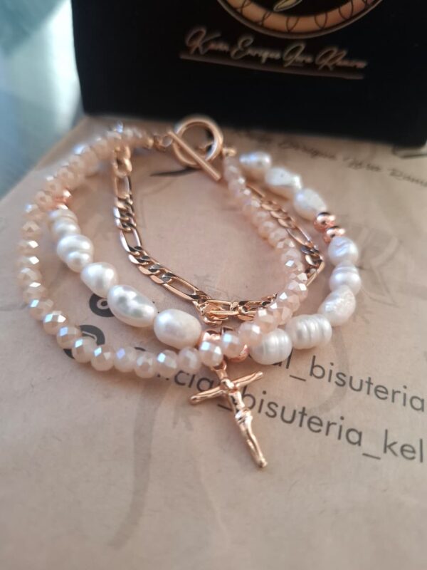Pulsera Triple Perlas Naturales Cristales y Cadena Cruz Dorada – Pul46