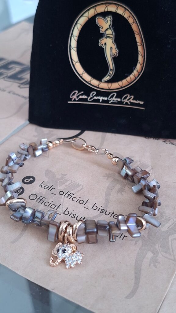 Pulsera Nácar Gris con Dije Elefante Dorado con Zircones – Pul47