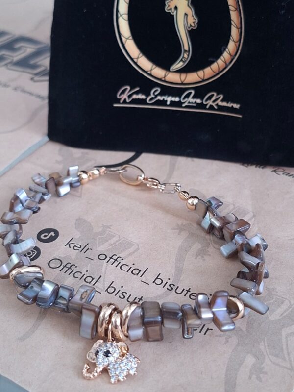 Pulsera Nácar Gris con Dije Elefante Dorado con Zircones - Pul47