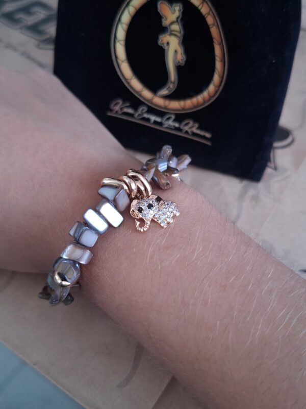 Pulsera Nácar Gris con Dije Elefante Dorado con Zircones – Pul47 puesta