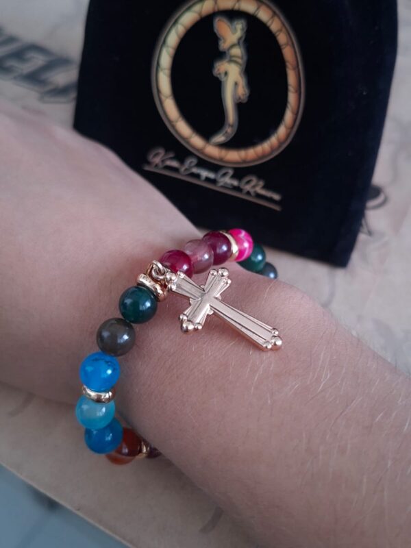 Pulsera Ágatas Naturales Multicolor con Dije Cruz Dorada – Pul48 puesta
