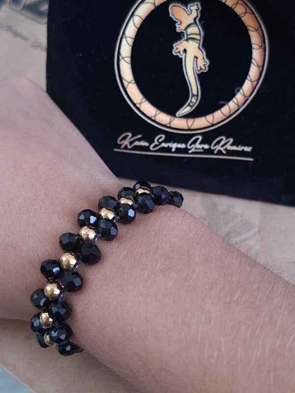 Pulsera Doble Cristales Negros con Esferas Doradas Macramé – Pul50 puesta