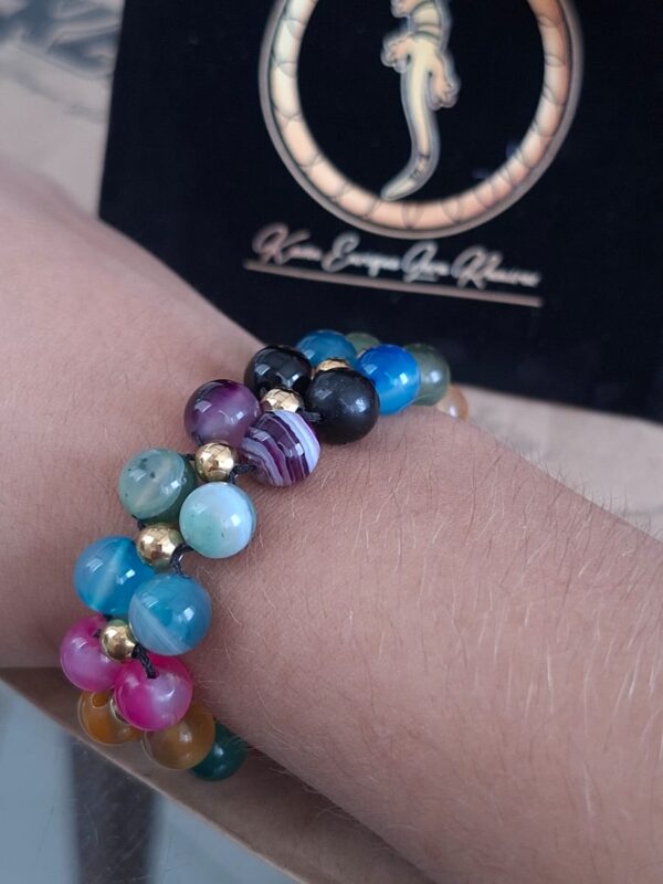 Pulsera Doble Ágatas Multicolor Macramé con Esferas Doradas – Pul51 puesta